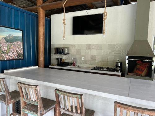 uma cozinha com uma grande mesa e duas cadeiras em Floripa Glamping em Florianópolis