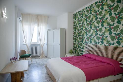 - une chambre avec un grand lit et une couverture rouge dans l'établissement Acqua Holiday House, à Tarente