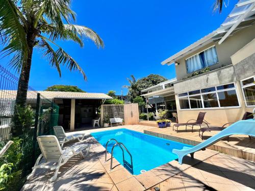 uma piscina no quintal de uma casa em MORADA ILHA PARAISO em Florianópolis