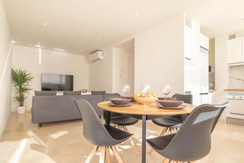 a dining room and living room with a table and chairs at Apartamento Marbelsun ll in Marbella
