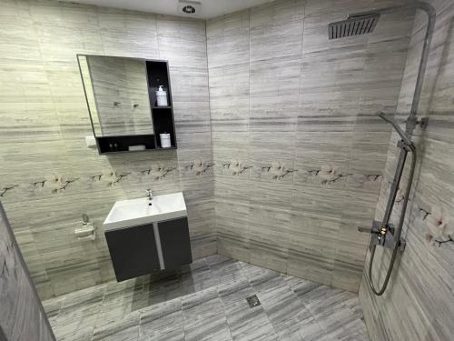 bagno con lavandino e specchio di Marina Apartment a Bansko