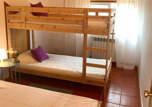 - une chambre avec des lits superposés et une échelle dans l'établissement Casa d'Avó Maria - Alojamento rural familiar, à Marco de Canavezes