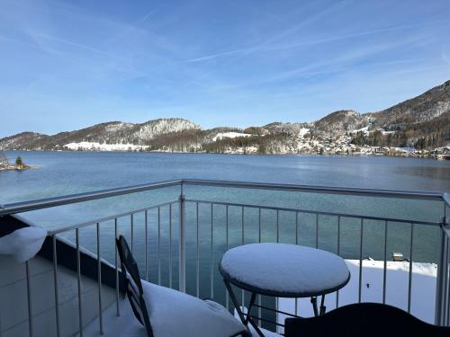 a balcony with a view of a lake and mountains at Brunnwirt ESSEN & WOHNEN in Fuschl am See