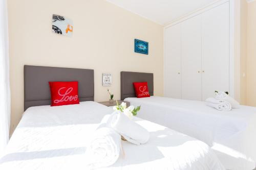 Un pat sau paturi într-o cameră la Love Sun Beach Apartment