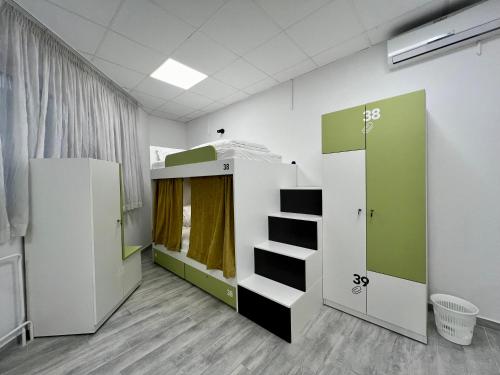 Una habitación de hospital con una cama y escaleras. en Appa Hostel, en Zagreb