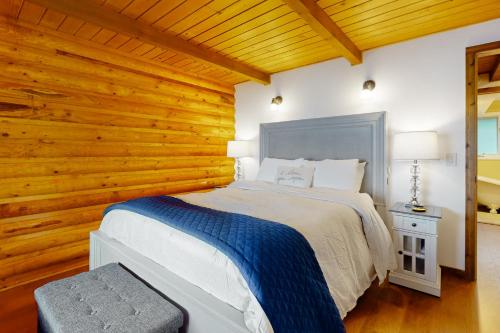 una camera da letto con un letto e una parete di legno di Semiahmoo Bay Splendor a Blaine