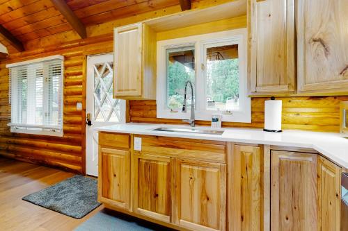een keuken met houten kasten en een wastafel bij Semiahmoo Bay Splendor in Blaine
