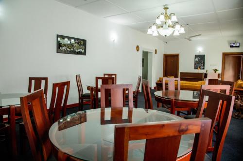 une salle à manger avec des tables et des chaises en bois dans l'établissement Funk Bunks - By The Lake, à Kandy