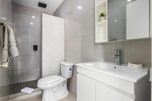 棕榈滩The Lizard的白色的浴室设有卫生间和水槽。