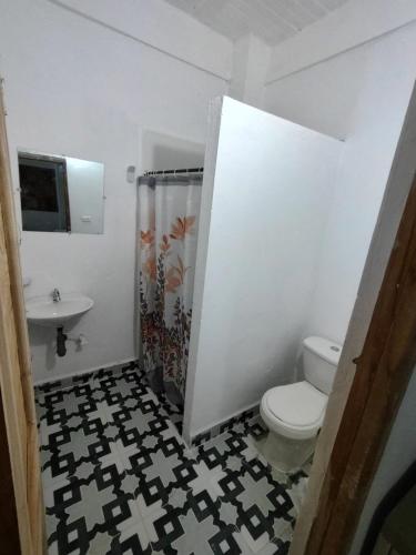 a bathroom with a toilet and a sink at La Casa del Mar - Hotel Familiar en San Bernardo del Viento in San Bernardo del Viento