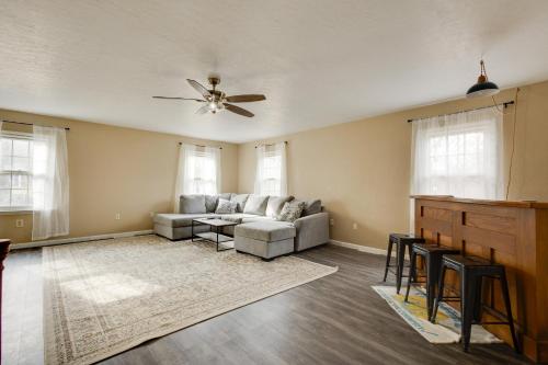 Un lugar para sentarse en Charming State College Home - 4 Mi to PSU!