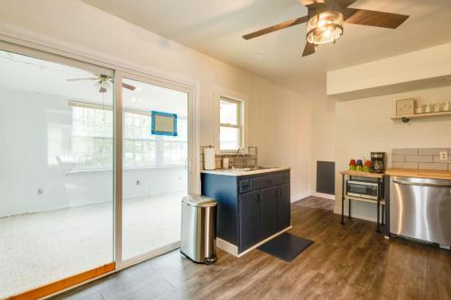 Una cocina o cocineta en Charming State College Home - 4 Mi to PSU!