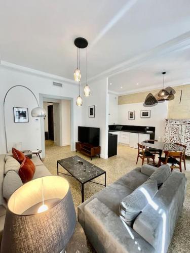 un salon avec un canapé et une table dans l'établissement Centre historique Vintage et Moderne, Clim AC, à Montpellier