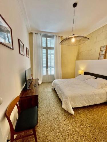 une chambre avec un lit et un bureau avec un ordinateur dans l'établissement Centre historique Vintage et Moderne, Clim AC, à Montpellier