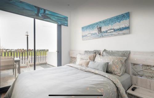 1 dormitorio con 1 cama grande y balcón en Fee4Me Villa with pool in Dolores, Alicante, en Dolores