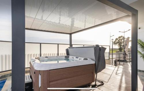 uma banheira de hidromassagem na varanda de uma casa em Fee4Me Villa with pool in Dolores, Alicante em Dolores