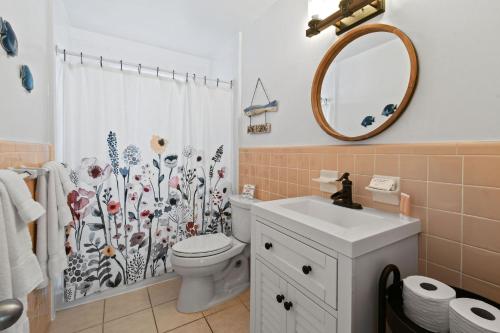 棕櫚灘海岸的住宿－Sunshine shores boutique apartments，一间带卫生间和淋浴帘的浴室