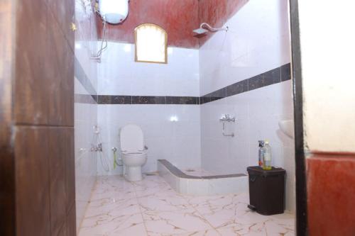 a bathroom with a toilet and a bath tub at Mountain View House in ‘Ezbet Abu Ḥabashi