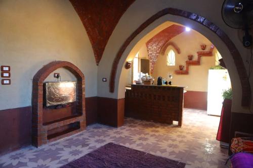 ‘Ezbet Abu ḤabashiにあるMountain View Houseの建物内のリビングルーム(暖炉付)