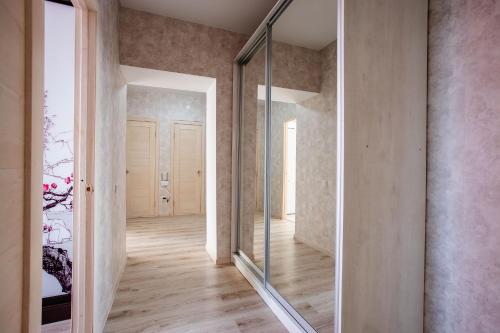 un miroir dans une chambre avec couloir dans l'établissement 2-ком Костанай Плаза, Тобол Арена, Allur auto, заводы, Береке, à Kostanay