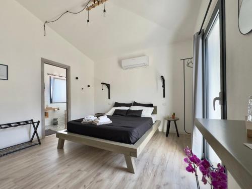 ein Schlafzimmer mit einem Bett in einem weißen Zimmer in der Unterkunft Civico36 in Ilbono