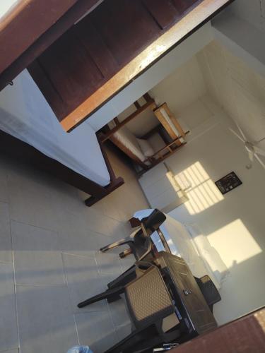 - une vue sur le dessus d'un bureau et d'une chaise dans l'établissement La casa del mar, à San Bernardo del Viento