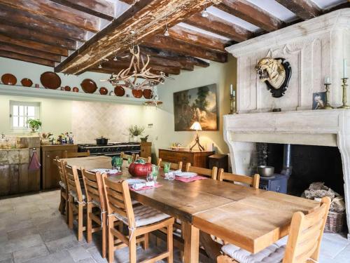 une salle à manger avec une table en bois et une cheminée dans l'établissement Moulin du 18ieme siècle, à Monthou-sur-Cher