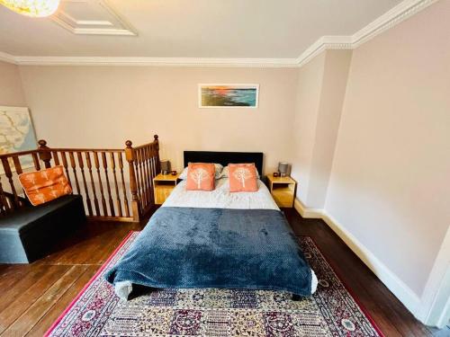 ein Schlafzimmer mit einem Bett mit zwei Kissen darauf in der Unterkunft Characterful & cosy cottage with large double room in Manningtree