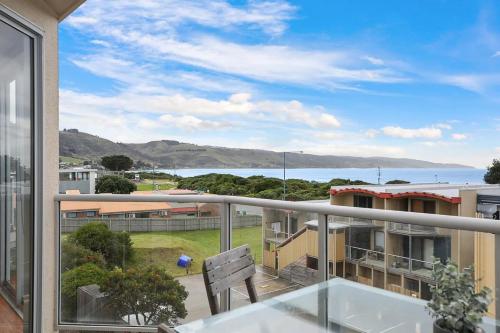 un balcón con vista al mar en The Beachhouse at The Butter Factory, en Apollo Bay