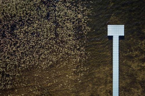 an aerial view of a white pole in the water at Sala Resort Plateliai & SPA in Plateliai