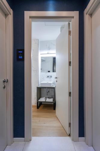 a bathroom with a sink and a mirror at London Hotel in Milan