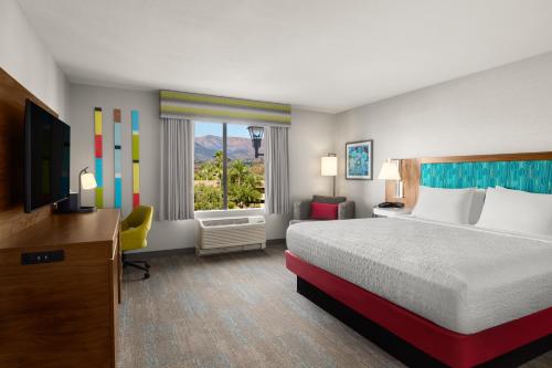 ein Hotelzimmer mit einem Bett und einem Fenster in der Unterkunft Hampton Inn Carefree, Az in Carefree