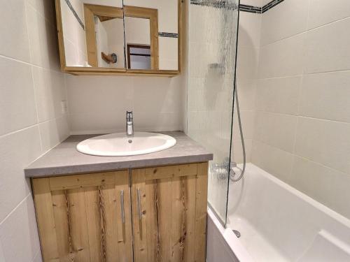 une salle de bain avec un lavabo, un miroir et une baignoire dans l'établissement Duplex Calme 6/7 Pers - Proche Commerces, Ski aux Pieds, Balcon Nord, TV, Non-Fumeur - FR-1-182-114, à Méribel