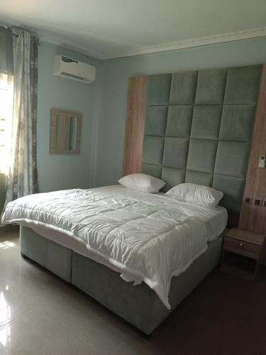 Ein Bett oder Betten in einem Zimmer der Unterkunft Home to home luxury apartments and suites