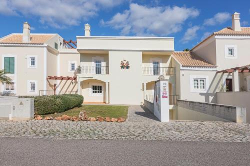 una gran casa blanca con entrada para coches en Vilamoura - VILLA VINTE, en Vilamoura