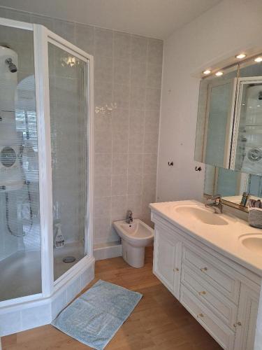 une salle de bain avec une douche, un lavabo et des toilettes dans l'établissement JUAN LES PINS Charming, à Juan-les-Pins