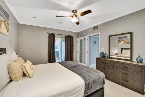 劳德代尔堡Beach Isles Modern 1BR Waterfront Apartment with Patio的一间卧室，里面有一张床和一个吊扇