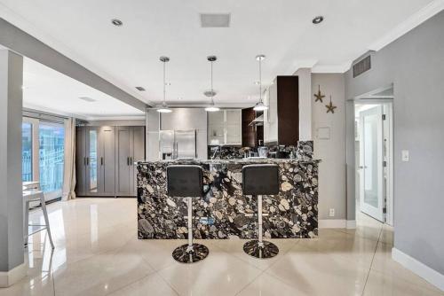 劳德代尔堡Beach Isles Modern 1BR Waterfront Apartment with Patio的一间厨房,房间中间有一个岛屿