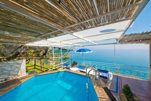 uma piscina com vista para o oceano em Casa Marianna em Praiano
