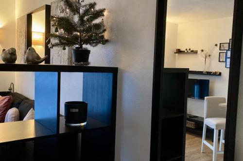 un salon avec un arbre de Noël sur le mur dans l'établissement Cozy’Wood, à Brest