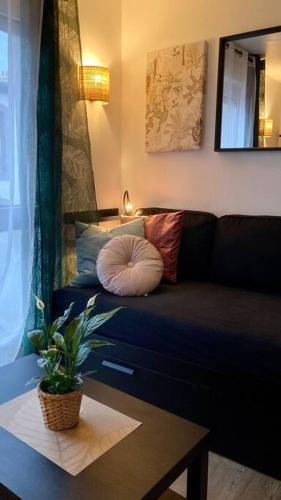 - un salon avec un canapé et un oreiller dans l'établissement Cozy’Wood, à Brest