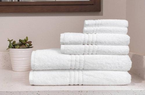 una pila de toallas sentadas en la encimera del baño en The Penthouse ,apartment with 2 bedrooms,whole apartment, апартмент целиком, en Dilijan