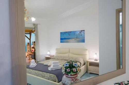 um quarto com uma cama e um espelho em Casa Marianna em Praiano