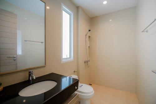 La salle de bains est pourvue d'un lavabo et de toilettes. dans l'établissement City Beach Cha-am Pool Villa, à Cha Am