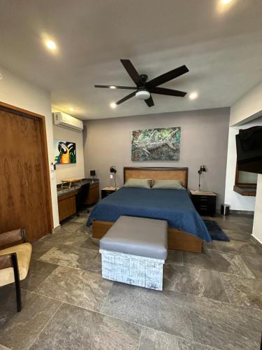 un dormitorio con una cama y un ventilador de techo en Oasis Urban Retreat, en Cancún