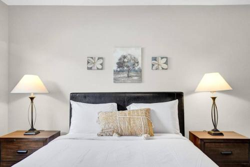 - une chambre avec deux lampes et un grand lit dans l'établissement Pionciana Getaway 1BR Apartment Near FLL Airport, à Fort Lauderdale