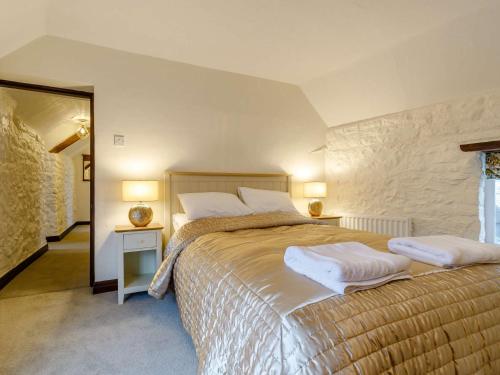 1 dormitorio con 1 cama grande y 2 almohadas en 4 Bed in Brassington 85450 en Brassington