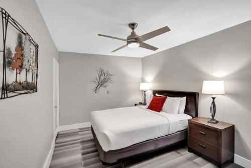 a bedroom with a bed and a ceiling fan at Pionciana Getaway 2BR Apartment Near FLL Airport in Fort Lauderdale