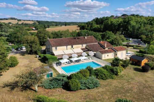 - une vue aérienne sur une maison avec une piscine dans l'établissement Logis Hôtel La Ferme de Flaran, à Maignaut