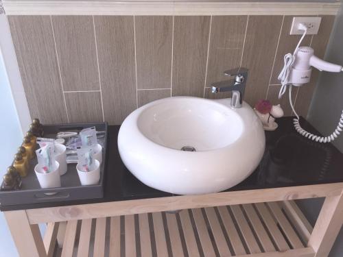 a bathroom with a white sink on a counter at 花蓮晨風星語民宿Sun Star B&B in Jian
